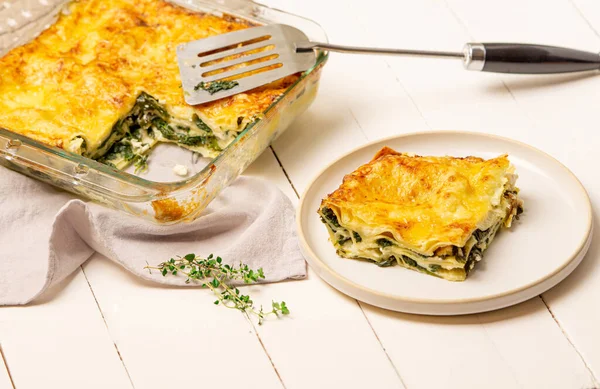 Spinach dan keju kambing lasagne. Makanan vegetarian, makan siang, makan malam — Stok Foto