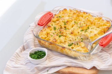 Makarna ve peynir. Ev yapımı vejetaryen yemeği ya da akşam yemeği. Kapat..