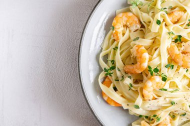 Kremalı soslu ve karidesli İtalyan makarnası. Boşluğu kopyala.