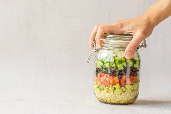 Kavanozda sebze salatası. Uzayı kopyala Vejetaryen yemeği, öğle yemeği, akşam yemeği