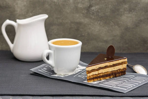 Çikolatalı pasta ve bir fincan espresso kahvesi. Boşluğu kopyala.