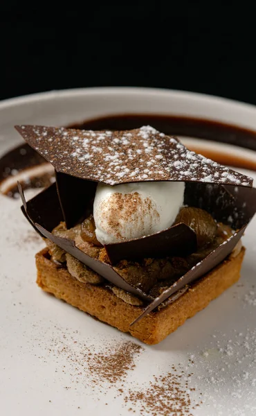 Dondurmalı çikolatalı tart. Fransız Lokantası.