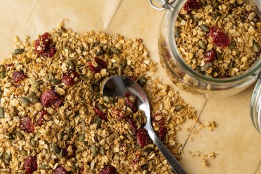 Tohumlu ev yapımı granola ve kabartma kağıdında kuru yaban mersini..