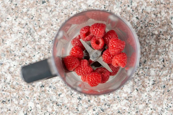 Smoothie blender 'da ahududu. Üst Manzara. Yaratıcı fotoğraf. 