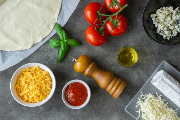 Masadaki dört peynirli pizza için malzemeler. Vejetaryen yemeği..