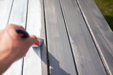 Boya masası - boya fırçası tutan el.