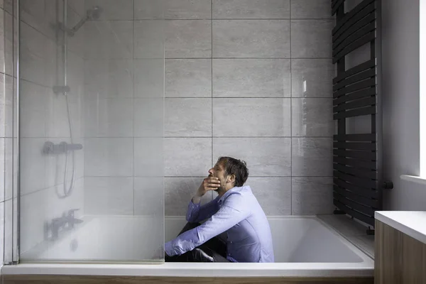 Депрессивный Мужчина Сидящий Ванной Полностью Одетый — стоковое фото