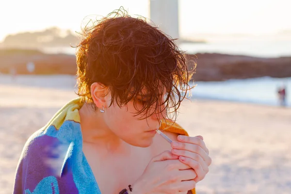 Uma Menina Fumando Praia Dia Ensolarado Fotos De Bancos De Imagens