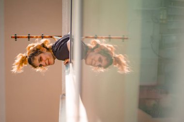 Korona virüsü salgını sırasında karantinadaki sarışın kız yansıdı