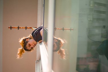 Korona virüsü salgını sırasında karantinadaki sarışın kız yansıdı