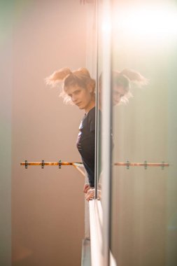 Korona virüsü salgını sırasında karantinadaki sarışın kız yansıdı