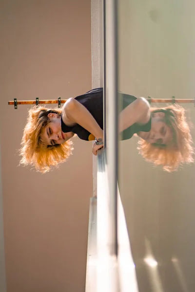 Blondes Mädchen Fenster Quarantäne Während Coronavirus Pandemie Reflektiert — Stockfoto