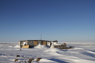 Önünde Komatik (Eskimo kızağı) ve Arviat, Nunavut Kanada yakınlarındaki bir kutup bölgesinde karlı bir kamara.