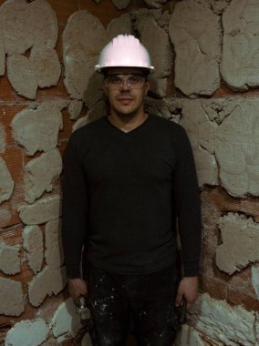 Kasklı ve koruyucu gözlüklü bir adam, inşaat memuru.