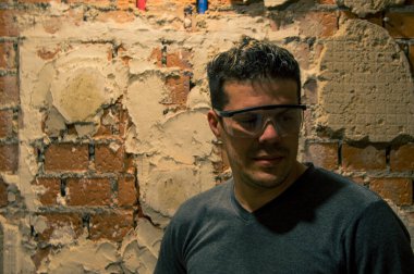 Koruyucu gözlüklü adam reform yapıyor, inşaat memuru.