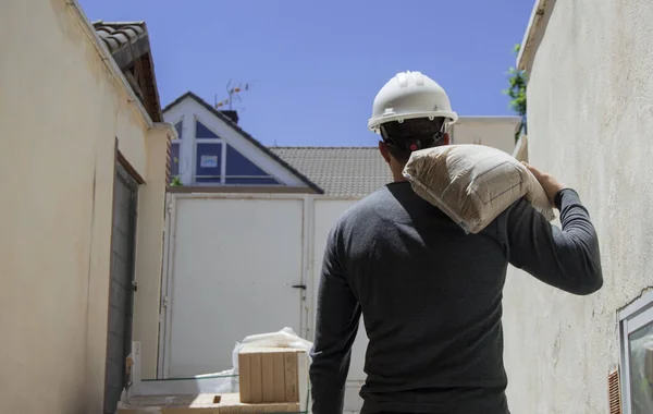 Mann Trägt Einen Sack Erde Einer Wohnung — Stockfoto