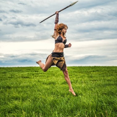 Kız savaşçı alanında. Bir mızrak ile atlamak.