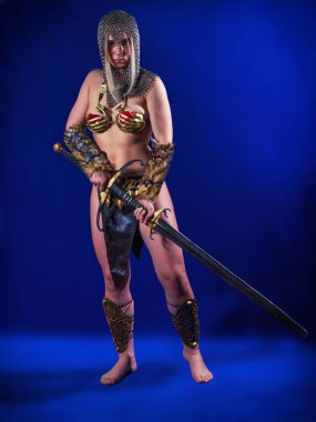 Antik fantezi savaşçısının suretindeki güzel atletik kız..