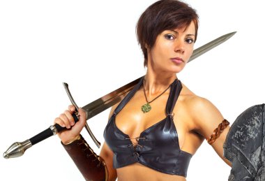 Beyaz arka planda antik dünyanın savaşçısı suretinde güzel, güçlü bir kadın.