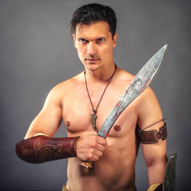 Eski savaşçı barbarlar gibi yarı çıplak bir adam..