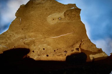 Işık kabuğun ince kabuğunu kırıyor.