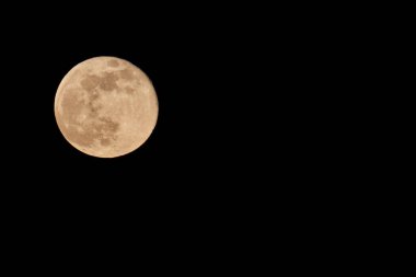 Gece gökyüzünde sihirli dolunay