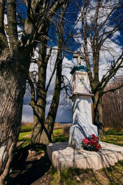 Yol kenarı beyaz şapeli Bahar güneşinde haçla taçlandırıldı
