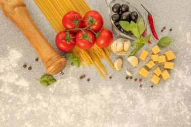 Spagetti, makarna malzemeli Linguini gri bir taş tezgahın üstünde, üst manzara. Evde yemek pişirme kavramı. Düz yalan, yaşam tarzı.