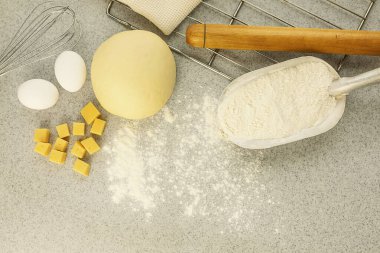 Evde pizza ve makarna yapmak için gri bir tezgahta hamur ve malzemeler. Yaşam biçimi