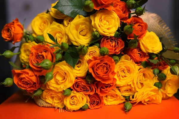 Ένα Όμορφο Φωτεινό Μπουκέτο Από Πορτοκαλί Και Κίτρινα Μικρά Λουλούδια — Φωτογραφία Αρχείου