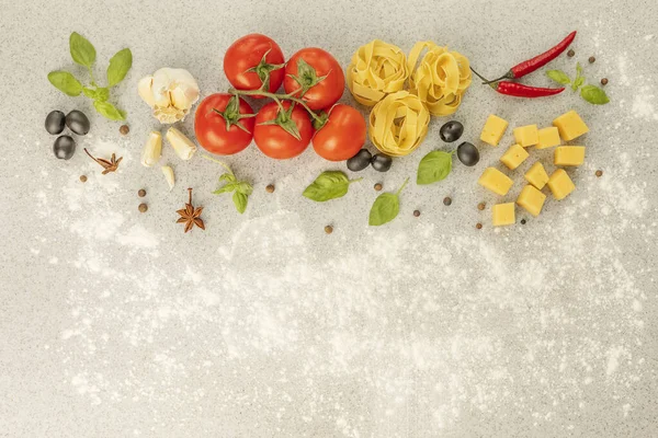 Fettuccine Con Ingredientes Para Cocinar Pasta Una Encimera Piedra Gris — Foto de Stock