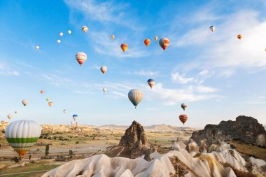 Kapadokya Vadisi, Türkiye. Cazibesi sıcak hava balonu gezintisi. Kapadokya 'nın gerçek dışı dünyası. Seyahat kavramı arka planı.