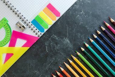 Koyu dokulu arka planda parlak renklerde yazılar yazmak. Okula geri dön. Metin için boşluk, düz uzanma.