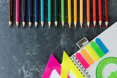 Koyu dokulu arka planda parlak renklerde yazılar yazmak. Okula geri dön. Metin için boşluk, düz uzanma.