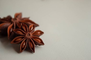 Beyaz arkaplanda baharat yıldızı anason