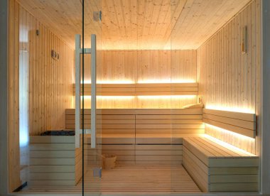 Boş Fin sauna odasının ön manzarası. Kuru buharlı ahşap bir kaplıca kabini.