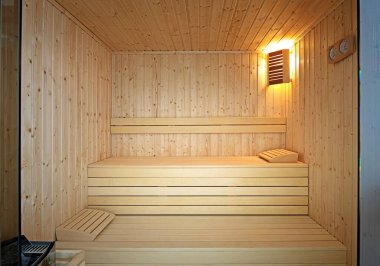 Geleneksel Finlandiya sauna odasının ön manzarası. Sıcak kuru buharlı ahşap kaplıca kabininin içi boş.
