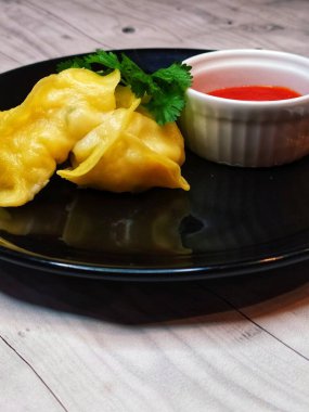 Karides, sarımsak ve zencefilli hamur tatlısı 