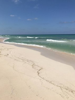 Kumsal uzaklara doğru uzanıyor.