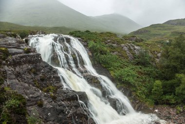Glencoe, İskoçya, 14 Ağustos 2017, Üç Su Buluşması. Glen Coe 'nun Üç Kız Kardeşi' nin eteğindeki şelale. Su, Achtriochtan Gölü 'ne katılmadan önce üç farklı kaynaktan geliyor..