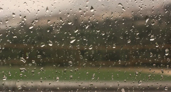 Latar Belakang Bokeh Dengan Tetes Hujan Jendela Mobil — Stok Foto