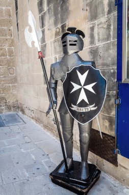 Salonu girişinde Malta Şövalyesi