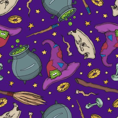Sihirbazın kusursuz deseni ve simya aletleri: kafatası, kristal, kök, iksir, tüy, mantar, şapka. Cadılar Bayramı büyü aletleri koleksiyonu. Mor arkaplanda elle çizilmiş vektör çizimi.