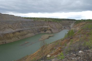 Rusya, Urallar, Sverdlovsk oblast, doğa, terk edilmiş eski taş ocağı, Sapsap nehri
