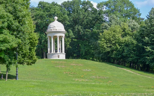 Gazebo Marmo Bianco Una Collina Erbosa Circondata Alberi All Ingresso — Foto Stock