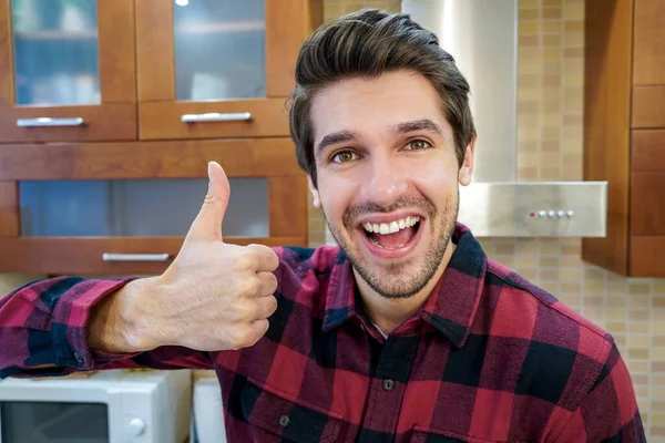 Jovem Bonito Homem Feliz Com Grande Sorriso Mostrando Polegar Para — Fotografia de Stock