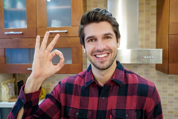 Jovem Atraente Encantado Homem Com Grande Sorriso Mostrando Sinal Cozinha — Fotografia de Stock