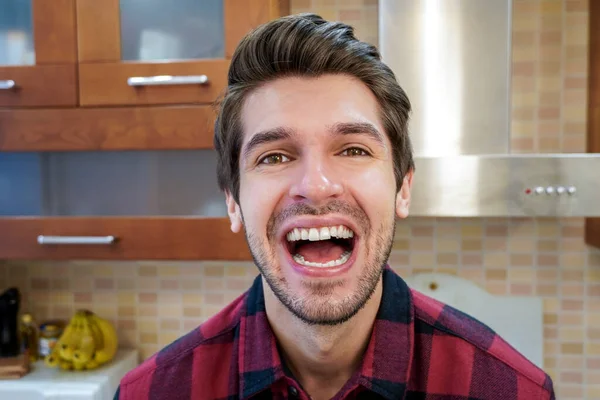 Retrato Jovem Chef Feliz Atraente Rindo Câmera Vestindo Uma Camisa — Fotografia de Stock