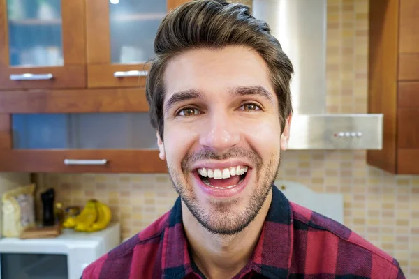 Genç Çekici Bir Adamın Portresi Mutfakta Büyük Açık Bir Gülümsemesi — Stok fotoğraf