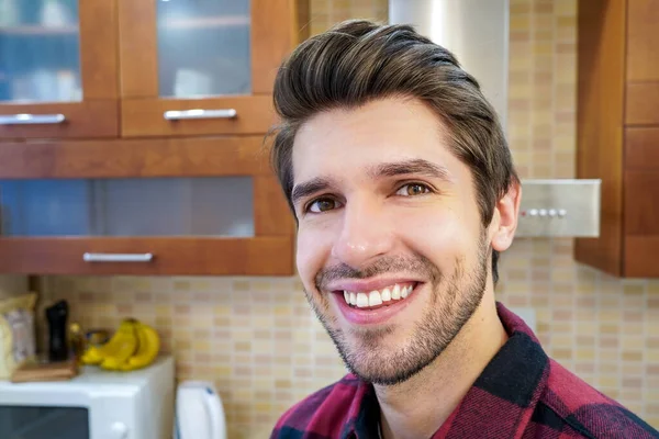 Retrato Jovem Bonito Homem Alegre Com Grande Sorriso Aberto Cozinha — Fotografia de Stock